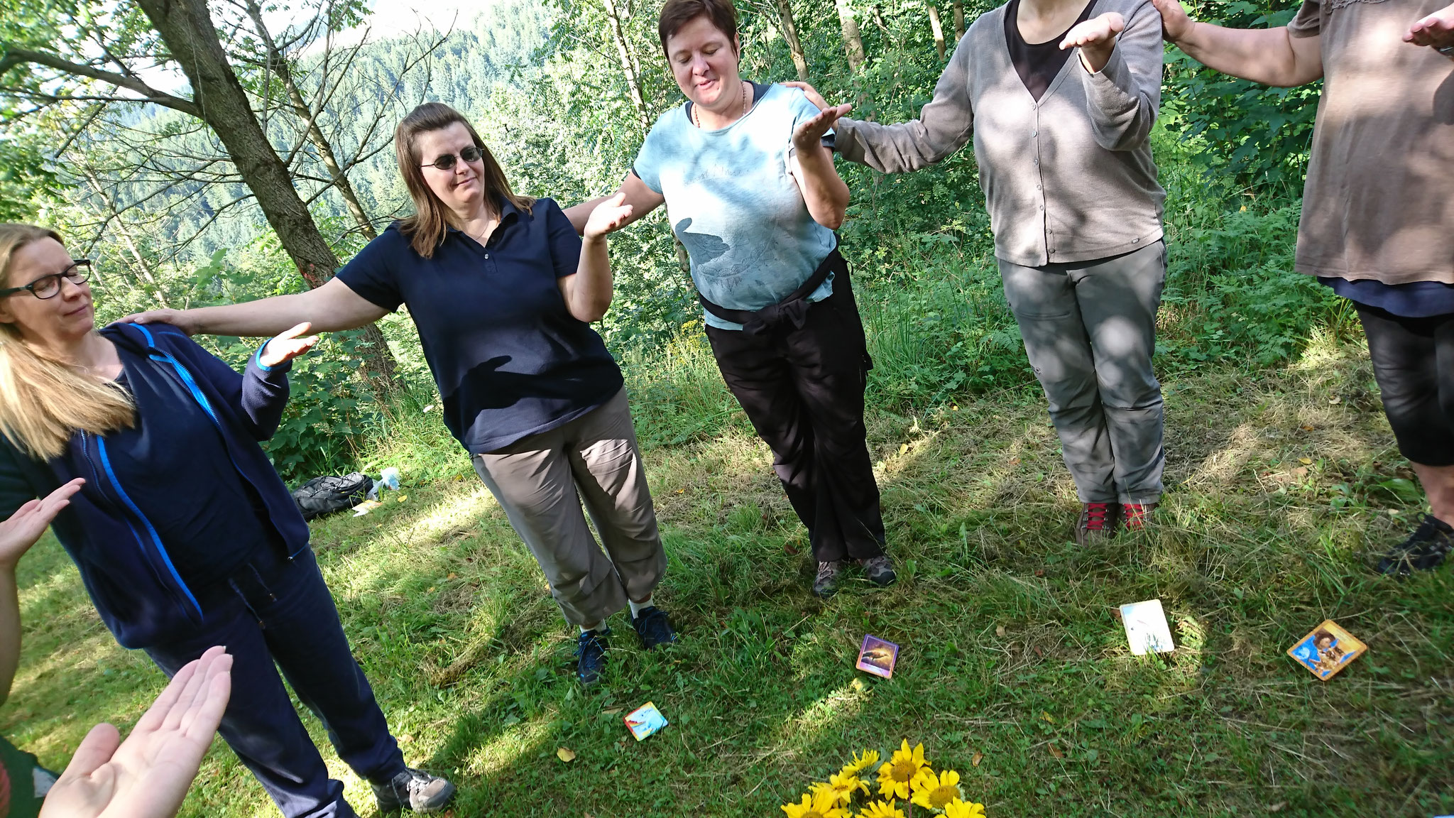 ... zum Wunschritual mit Mandala aus Sonnenblumen und Krafttierkarten ... Schön war´s!